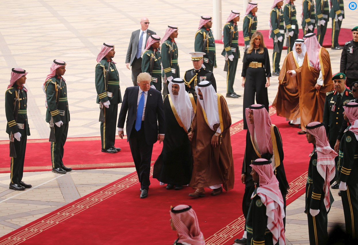 Trump Suudi Arabistan'da Kral Selman'la görüştü