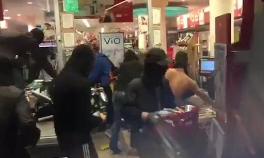 Hamburg'da marketler yağmalanıyor